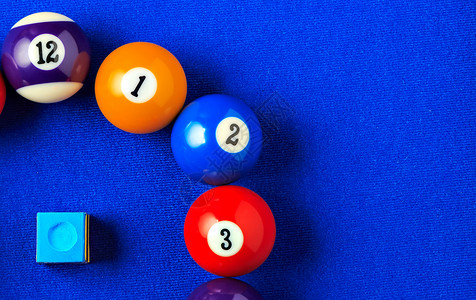 蓝色桌球桌上的Billiard球桌子乐趣竞赛爱好粉笔圆形黑色水池成功娱乐背景图片