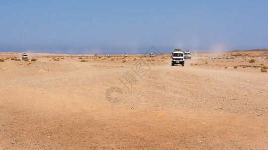对石沙沙漠的吉普旅行高清图片
