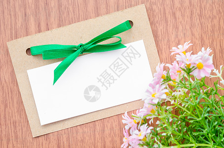 朱槿文本的花朵和空标签背景