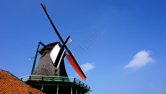风车和蓝天在霍兰背景图片