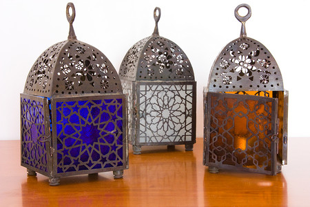 埃及灯  三枚传统礼物灯笼文化玻璃店铺纪念品旅行装饰品蓝色背景图片
