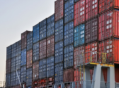 海运港口的货运集装箱库存商业海关出口金融运输商品血管机械盒子背景图片