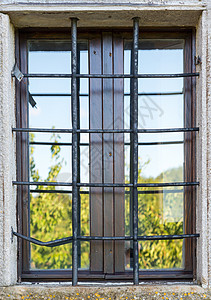 带有金属条的旧窗口房子历史城堡建筑学场景安全材料石头惩罚监狱背景图片
