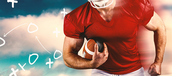 美式足球运动员握着球的复合图像运动战略红色天空战绘蓝色专注头盔竞技箭头背景图片