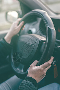 手机动素材女性驾驶员握着方向盘的手司机旅行运输调子交通车轮阳光车辆经验女士背景