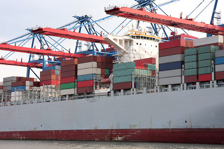 箱船易北河上的汉堡港 德国最大的港口货船货物商业海洋码头船运城市集装箱出口贮存背景