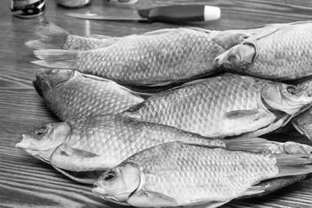白底的盐河和干河鱼类啤酒旅行钓鱼爱好静物时候盐渍鱼干食物背景图片