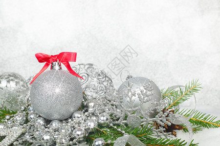 圣诞节雪雪上装饰绿色松树锥体卡片装饰品风格背景星星白色边界背景图片