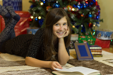 圣诞节阅读庆典礼物红色微笑头巾女孩背景图片