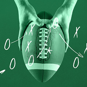 美式足球运动员举起橄榄球的复合形象足球场双手战略运动绿色男人红色箭头活动体育背景图片