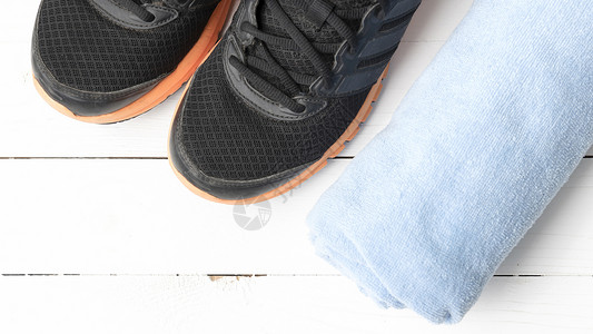 跑鞋和毛巾鞋类跑步乐趣运动鞋黑色训练运动背景图片