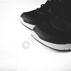 黑色和白色的比额风格训练活动鞋带衣服健身房跑步运动鞋类运动员背景图片
