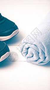 运动鞋和毛巾旧式鞋类运动黑色乐趣跑步训练背景图片