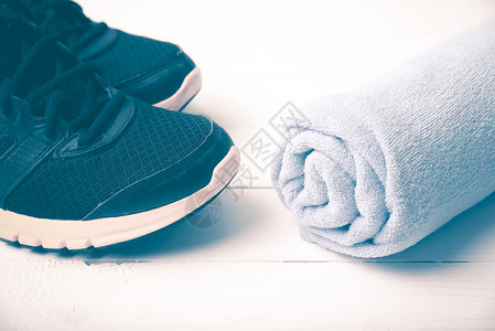 运动鞋和毛巾旧式训练乐趣黑色运动跑步鞋类背景图片