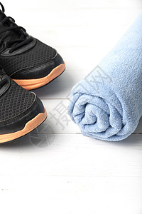 跑鞋和毛巾跑步训练运动黑色鞋类乐趣运动鞋背景图片