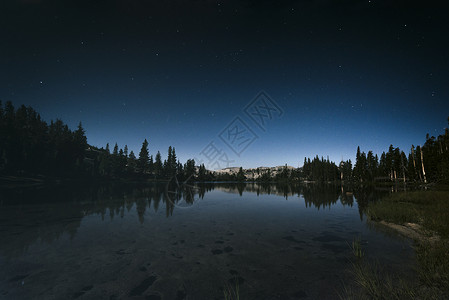 美斯乐山Yosemite国家公园的夜斯基反射环境气候变化背包冒险风景星星旅行月光气候背景