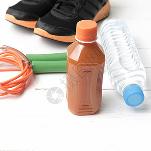 白木本底的健身设备瓶子营养力量绳索水果饮食食物跑步反射果汁背景图片