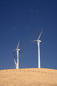风力涡轮机螺旋桨植物黄色金子涡轮白色环境技术发电机蓝色背景图片