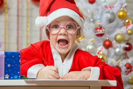 女孩欢乐地尖叫着画礼物卡作为圣诞礼物背景图片