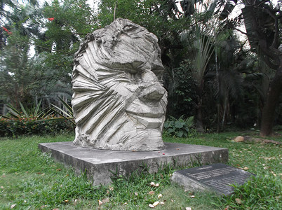 德国青年头像雕塑家在深圳公园工作 这是中德友谊的象征雕塑雕像作品背景图片