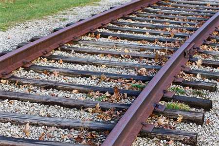 生锈铁路与落叶的照片背景图片