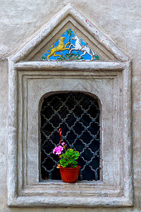 窗台上的锅里有白 和古董中的花边背景图片