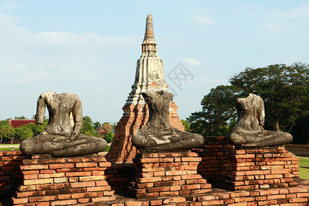 盛世启幕泰国的Ayutthaya 历史公园中的佛教寺庙原住民材料雕像建筑物纪念碑蓝色统治天空古董旅游背景