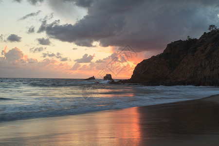 日落时新月湾海滩全景海景房海洋景观海岸线奢华悬崖高清图片