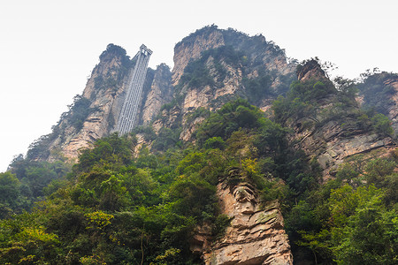张家界国家公园 天之山 天子山自然保护区 和雾 中国带乘客到山顶的电梯背景图片