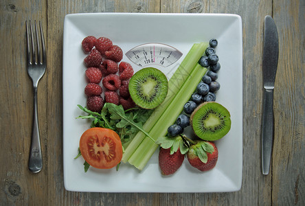 饮食概念食物浴室秤重量奇异果蔬菜盘子排毒减肥决议体重秤背景