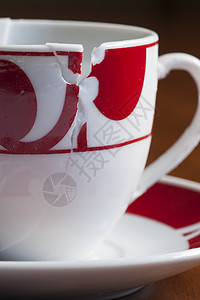 欧洲风格的破碎咖啡杯合在一起咖啡白色红色背景图片