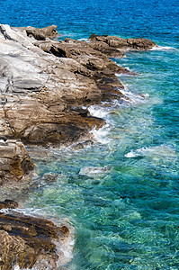 奇怪的石头纳乌萨岛 帕罗斯岛的岩石海岸背景