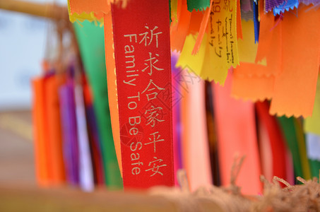 祝福的丝带挂在外面 在广江高乐西写作冥想寺庙祷告崇拜仪式佛教徒栅栏信仰宗教背景