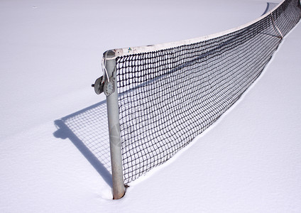 冬季网球网 带雪和影子高清图片