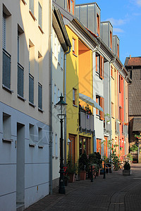 历史城镇小巷的小巷子 有丰富多彩的房屋防线背景