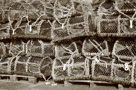 破旧渔捞鱼网的壁炉背景图片