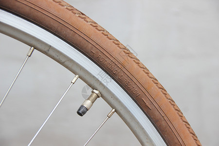 用阀门在自行车轮上旋转方向车轮金属橡皮圆形泵送背景图片