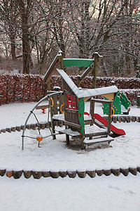 冬天游乐场公共儿童在冬季与雪下一起玩耍背景