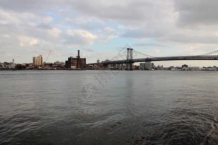 带深水横渡东河的金属桥高清图片