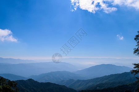 山上蓝天空背景图片