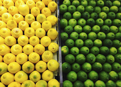 柠檬和石灰农业摊位青柠购物绿色水果黄色背景图片