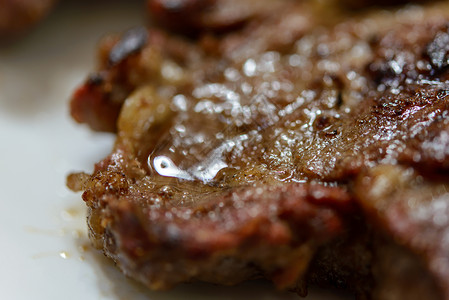 牛肉牛排在盘子上 轻点猪肉美食宏观蔬菜白色牛肉食物羊肉炙烤牛扒背景图片