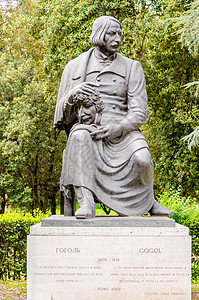 青铜戈尼古拉·瓦西里耶维奇·戈戈尔的铜像背景