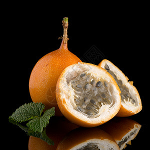 格林纳迪亚辣椒果浆花粉舌肌黑色甜点橙子水果黄色热情热带美味种子背景