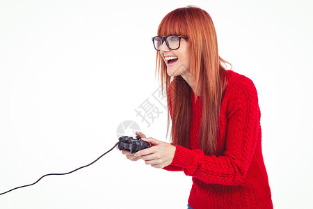 玩电子游戏的妇女微笑着笑着的时装女人刘海游戏红发女性控制器服装边缘视频眼镜女士背景图片
