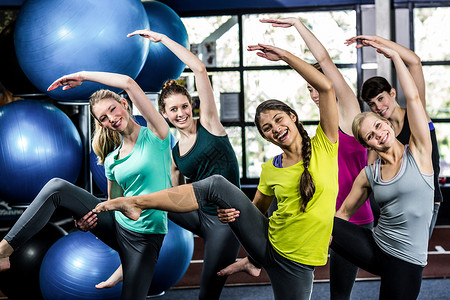 配合笑笑小组做伸展运动垫运动服混血火车身体健身房健身室青少年闲暇训练背景图片