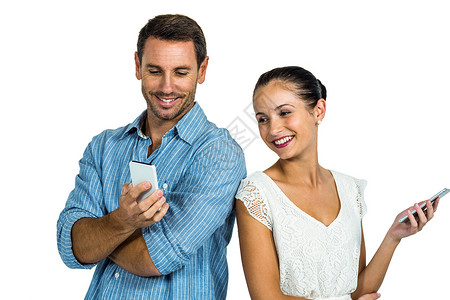 使用智能手机的幸福情侣微笑电话沟通团结女朋友男人亲热男性成人情人背景图片