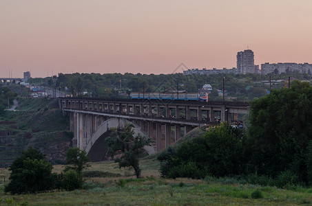 沿河的铁路和铁路两极分桥城市旅行蓝色地标支撑天空快手运输建筑桥梁背景图片