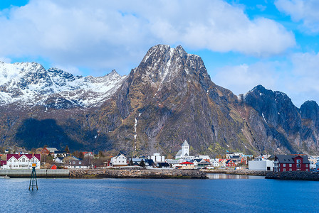 努斯峡湾阳光明媚的Lofoten岛上挪威城镇Svolvaer背景