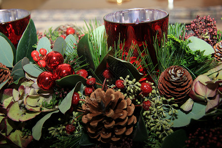 圣诞节中心房间装饰品绿色红色季节性浆果蜡烛背景图片